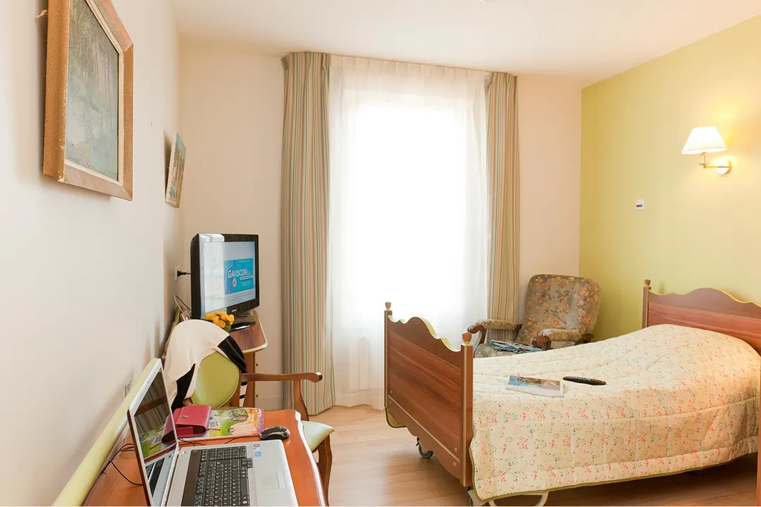 Chambre meublée dans résidence sénior (statut EHPA) à 10 km de Lyon, 